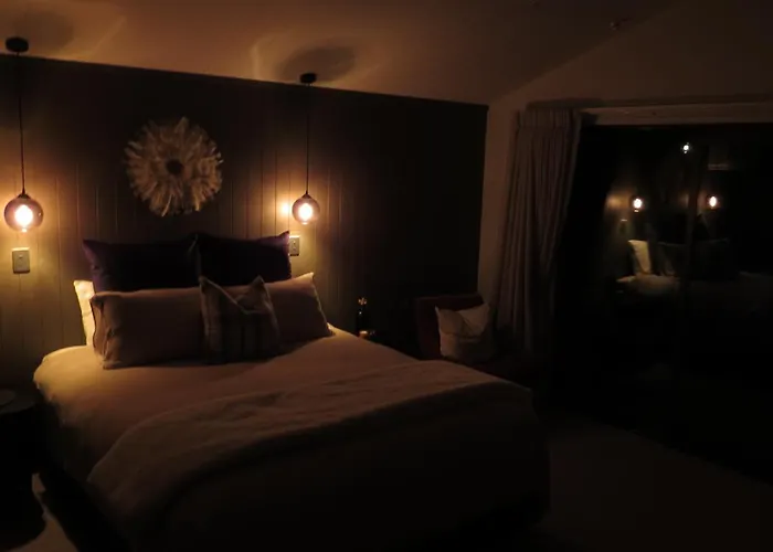 Kotare Lakeside Retreat Chalet *