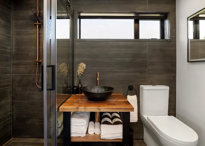 Kotare Lakeside Retreat Chalet