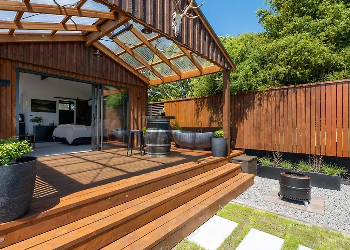 Kotare Lakeside Retreat Chalet *