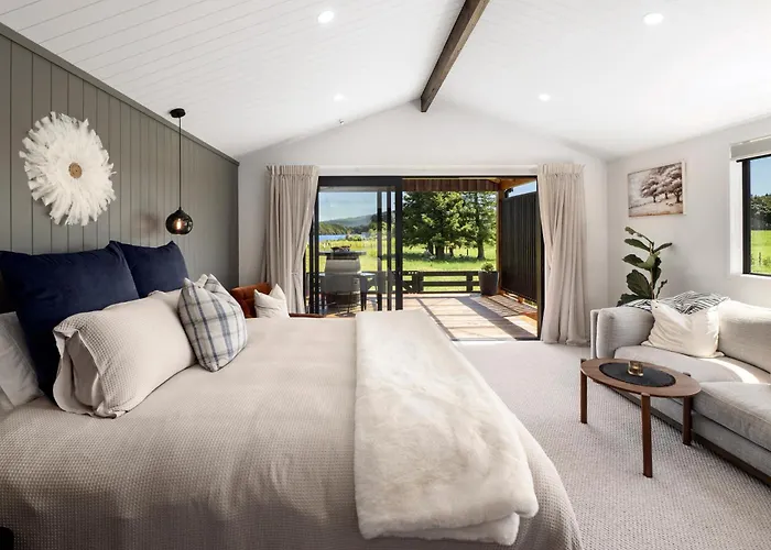 Kotare Lakeside Retreat Chalet *