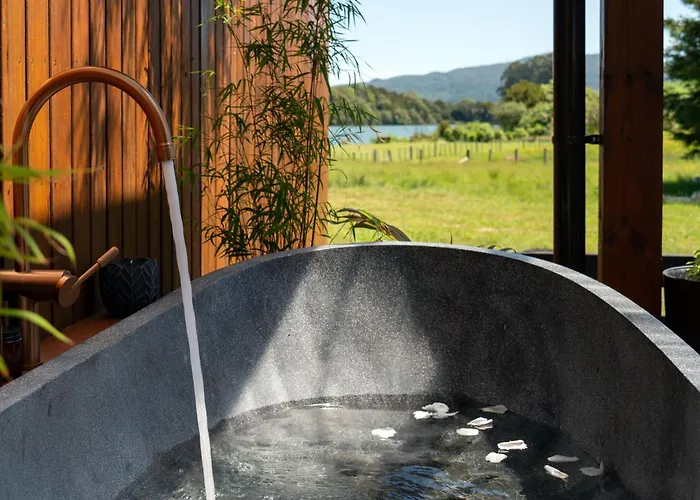Kotare Lakeside Retreat Chalet *